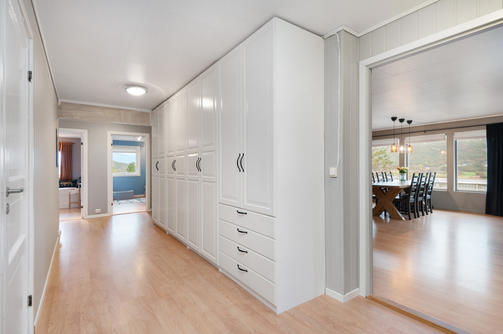 Godt med lagringsplass i gangen mot den innerste soveromsfløyen. Galleribilde