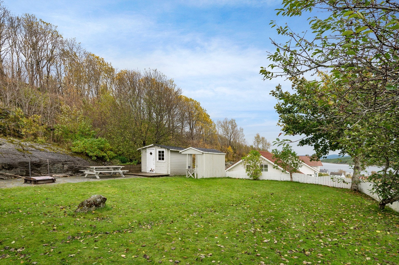 Tomta har generelt fin og god plass til både lek og utfoldelse. Galleribilde