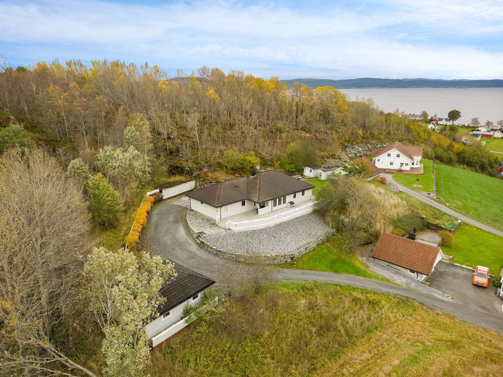 Like bak huset ligger Bakstein, ei populær turløype på ca. 5 kilometer, som inneholder både kulturminner og sjarmerende eventyrfigurer underveis. Galleribilde