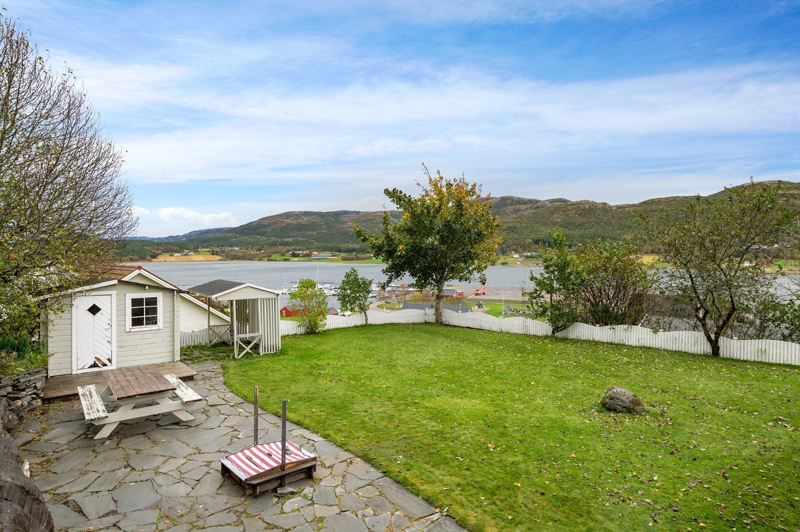 I bildet skimtes den lokale småbåthavna. Galleribilde