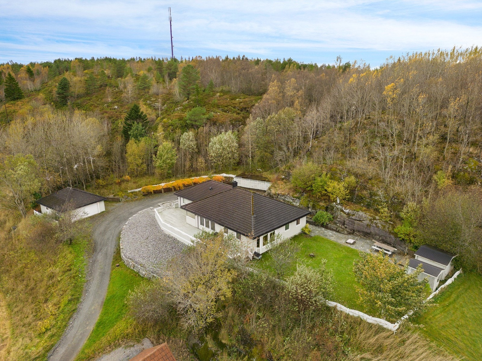 Tomtegrense mot skogen gir umiddelbar tilgang til et flott og variert turområde. Galleribilde