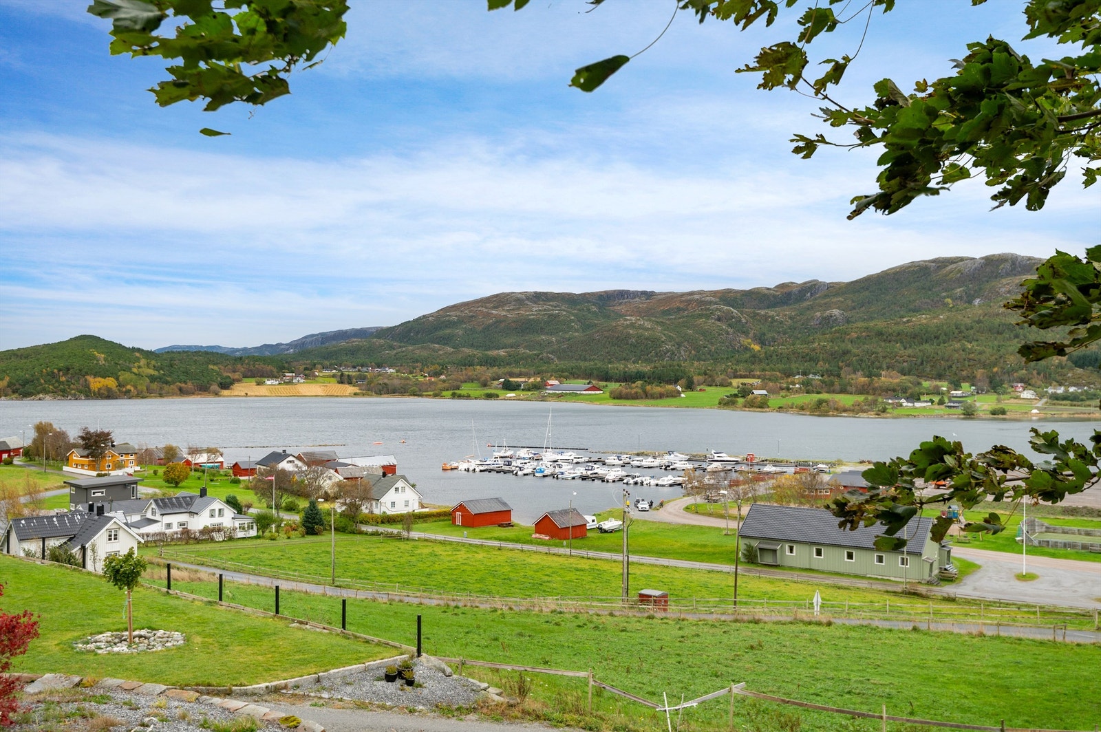 Bygda har et trivelig lokalmiljø, og fra huset er det gangavstand til samfunnshus, lokalpub, ballbane og den lokale småbåthavna. Galleribilde