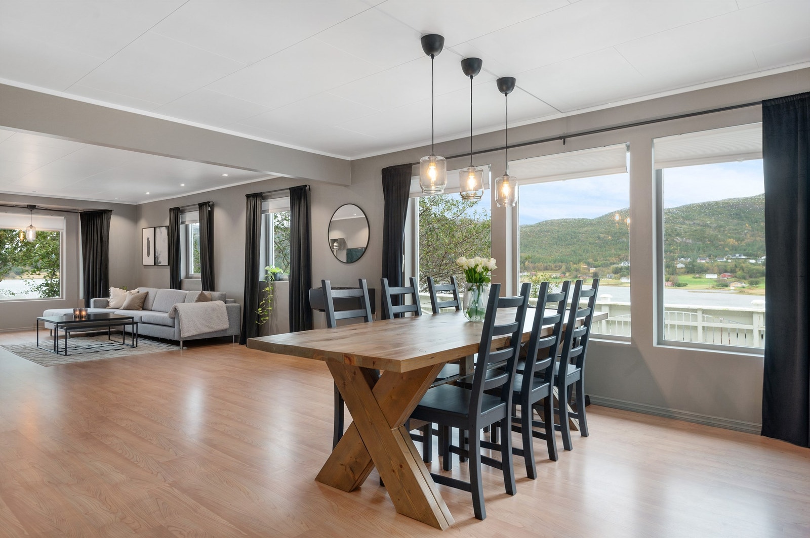 Stua har god og romslig plass, med store vinduer mot utsikten. Galleribilde