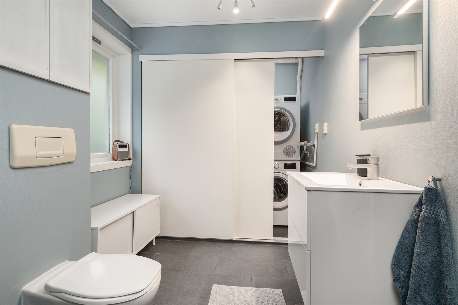 Bad/vaskerom er delvis oppusset mellom 2020 - 2023, med bl.a. servant, lys, speil og noe overflatebehandling. Galleribilde