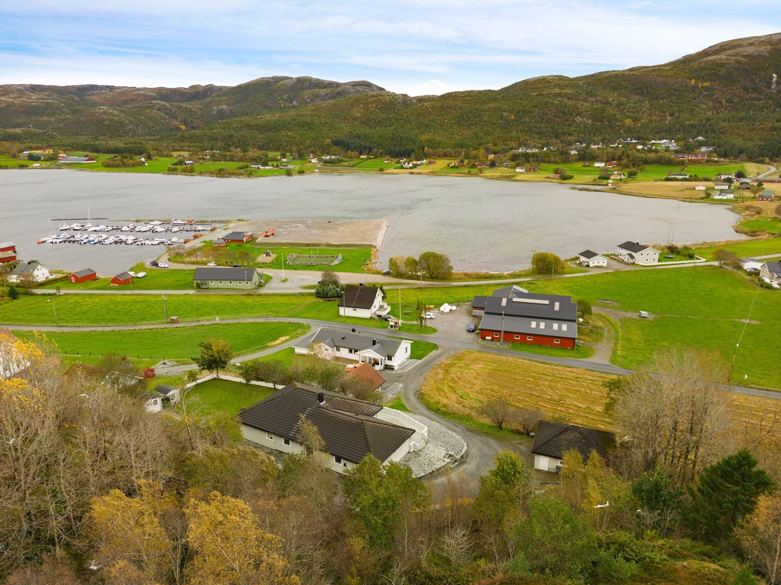 Fevåg ligger i Indre Fosen kommune, ca. 19,5 kilometer sørvest for Sørfjorden og 21 kilometer nord for Rissa. Galleribilde