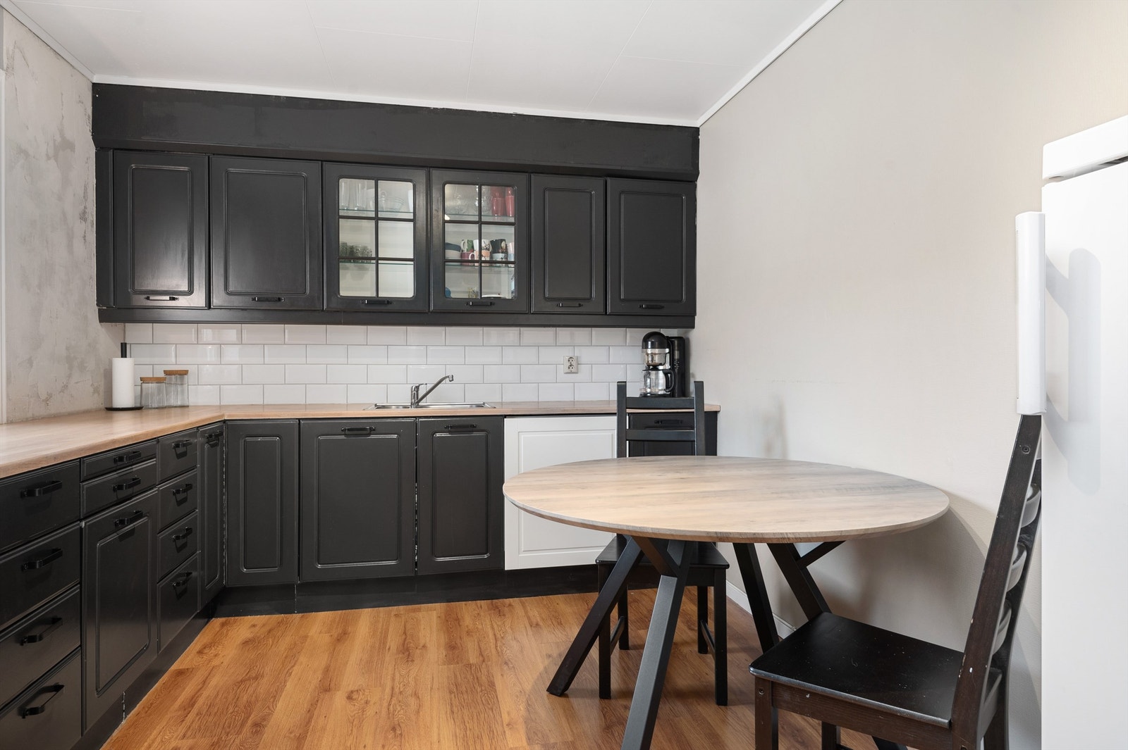 Frontene på kjøkkeninnredningen er malt i sort i løpet av de tre siste årene. Galleribilde