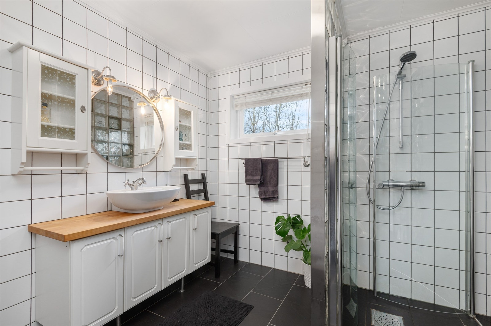 Huset har to bad, og badet på bildet måler ca. 8 kvm. Galleribilde