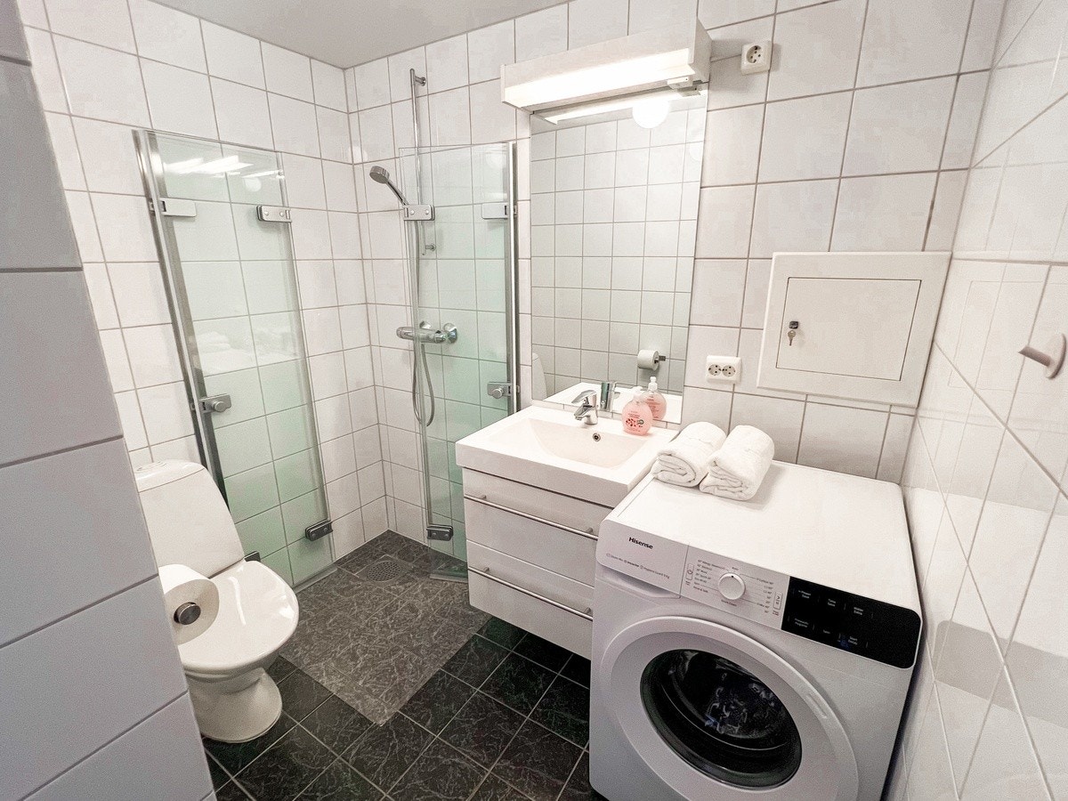 Bad med vaskemaskin Galleribilde