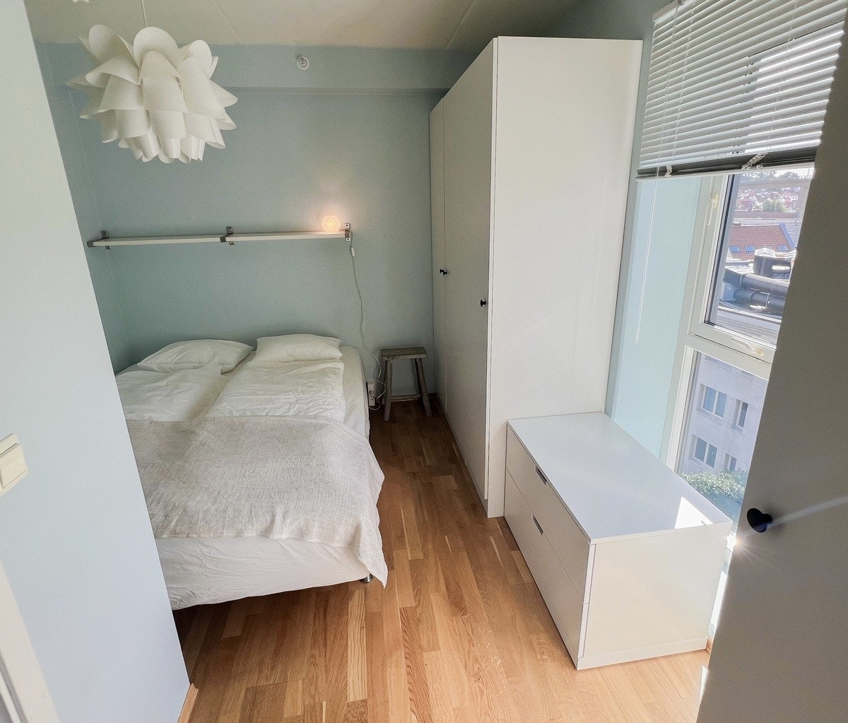 Soverom med dobbeltseng og klesskap Galleribilde