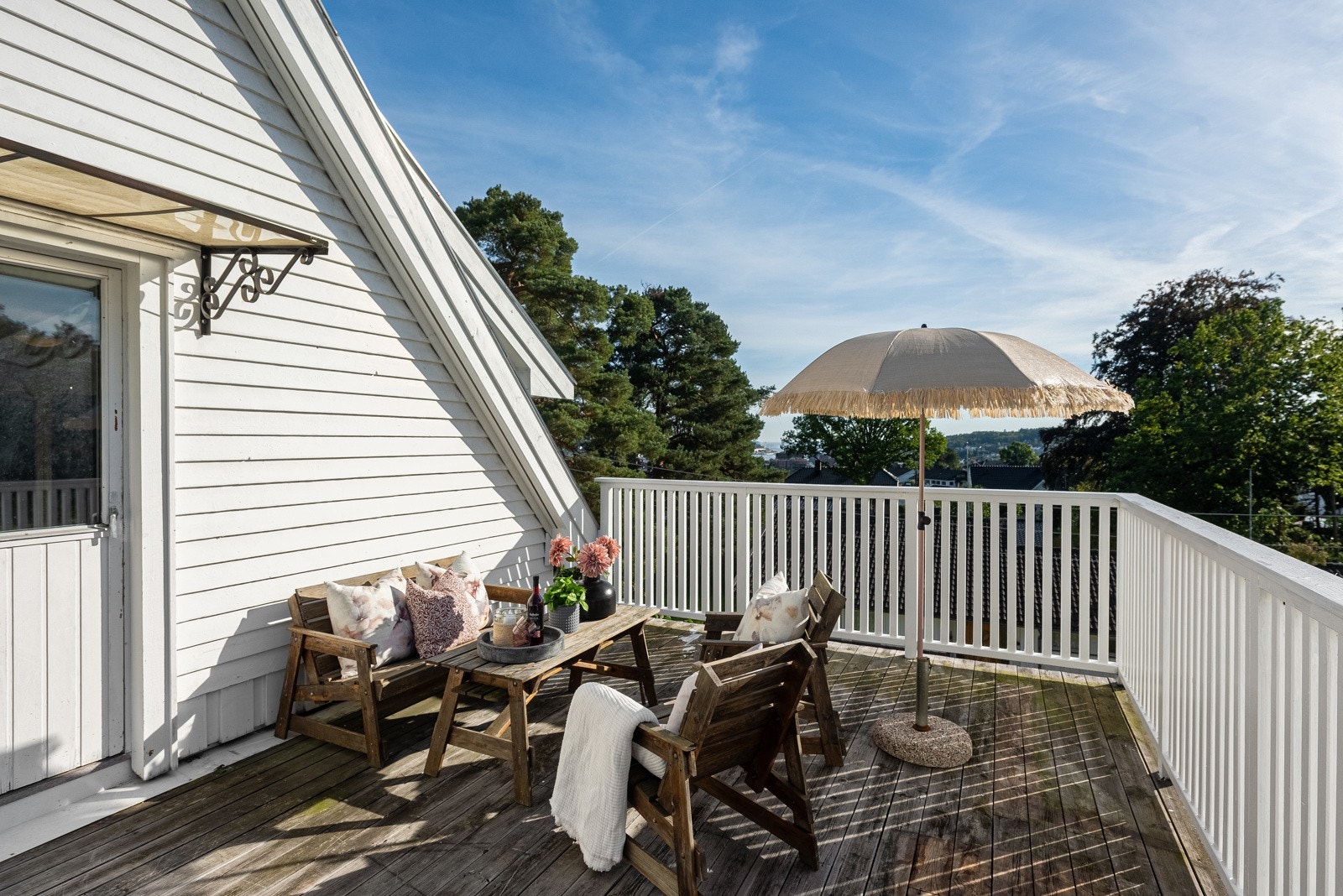 Hovedsoverommet har utgang til en solrik veranda med utsikt. Galleribilde