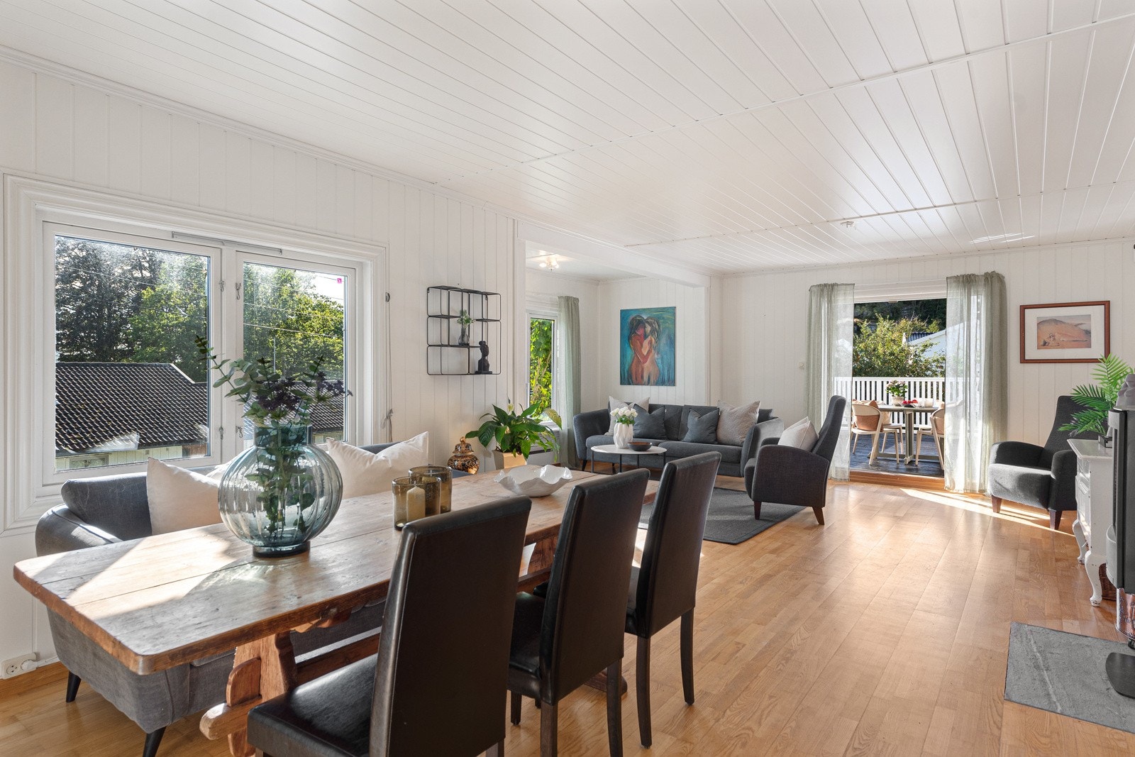 Stuen er et romslig og fleksibelt rom som inviterer til flere innredningsmuligheter. Galleribilde