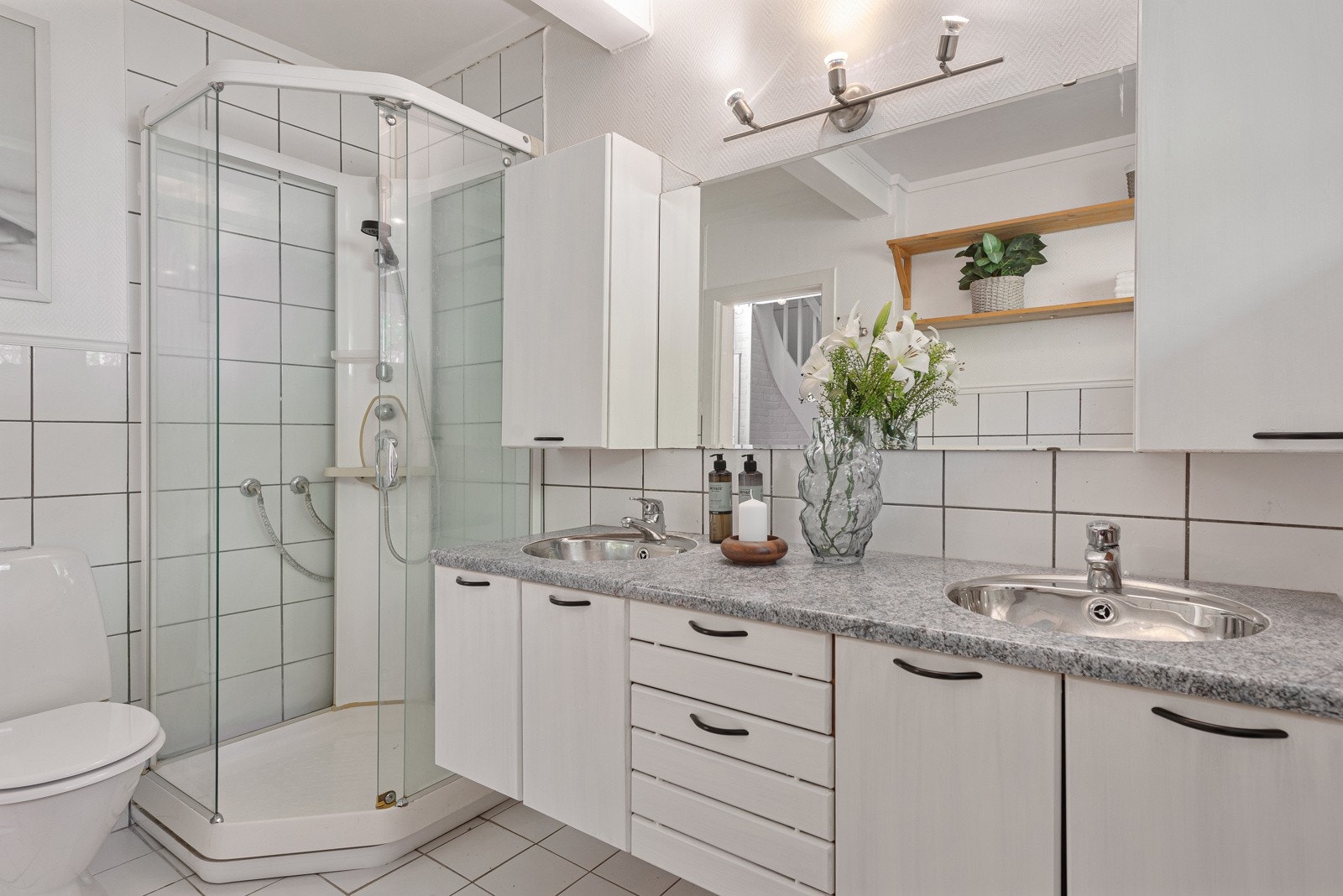 Badet i 1.etasje har flislagte vegger og gulv. Galleribilde