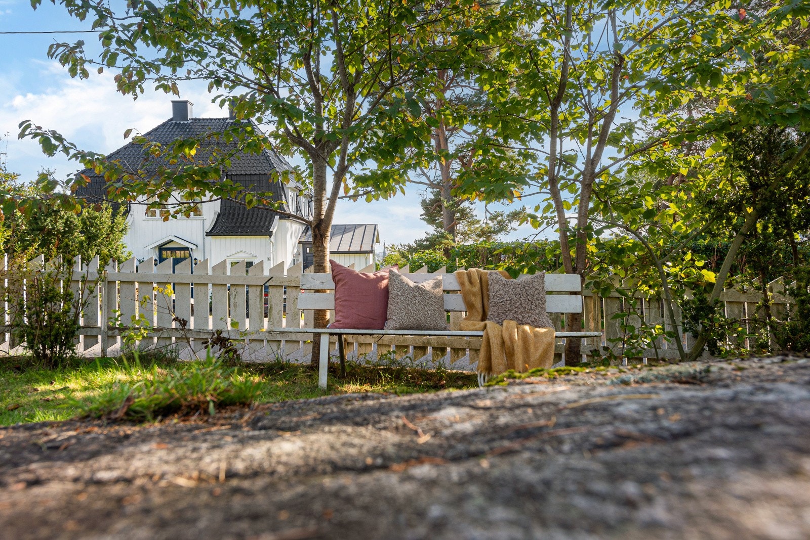 Sjarmerende og idyllisk hage. Galleribilde