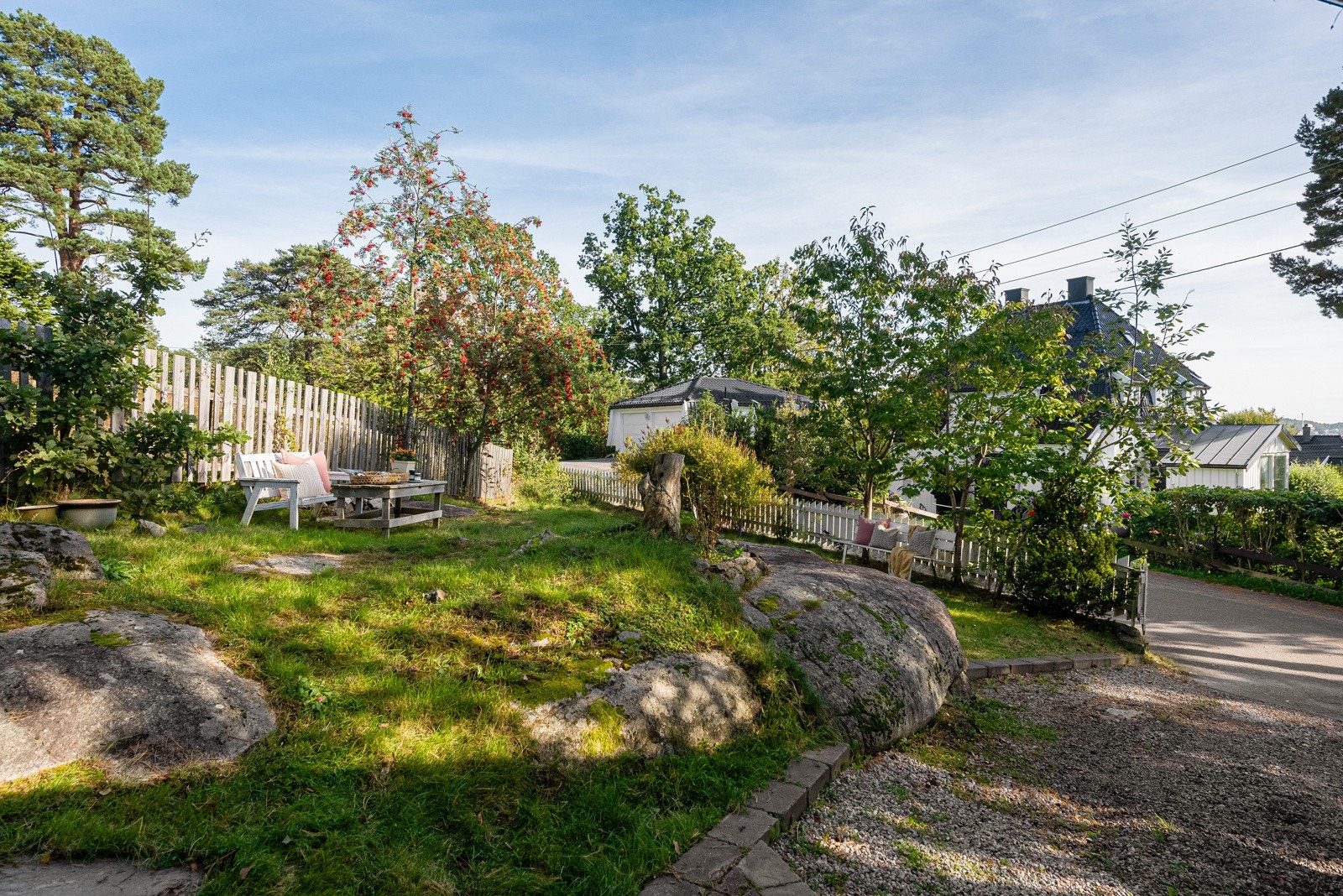 Tomten på over 600 kvadratmeter består av en spennende hage som innbyr til lek og rekreasjon. Galleribilde