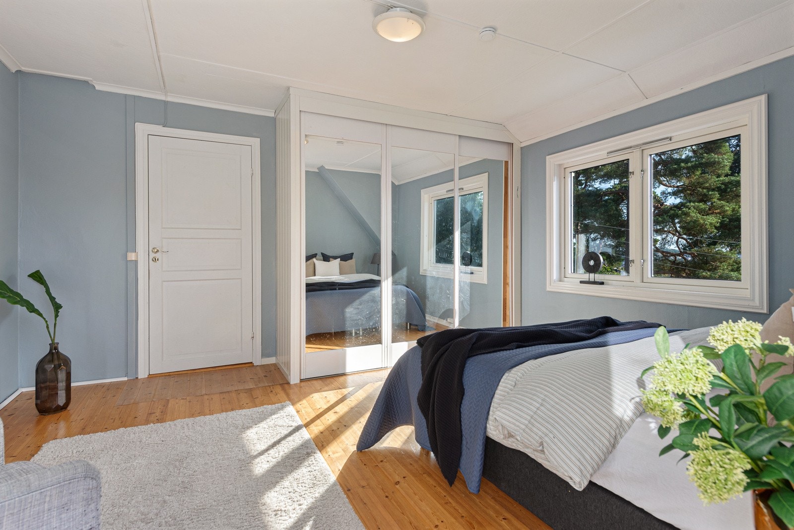 For oppbevaring finnes det en romslig garderobe med skyvedører. Du kan nyte godt av dagslyset som strømmer inn gjennom det store vinduet. Galleribilde