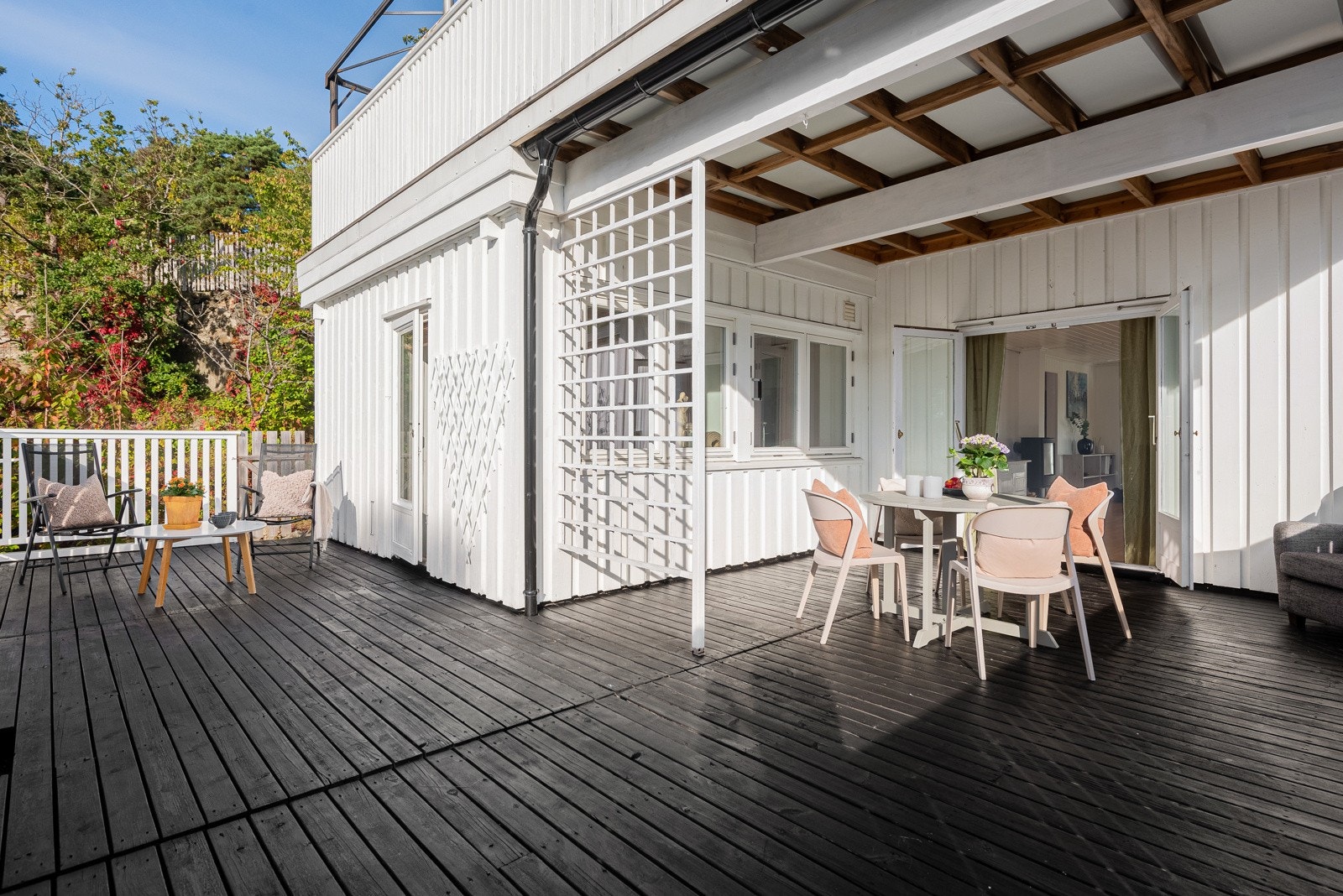 Stor solrik veranda med delvis overbygg med adkomst fra boligens stue, samt fra kjøkkenet. Galleribilde