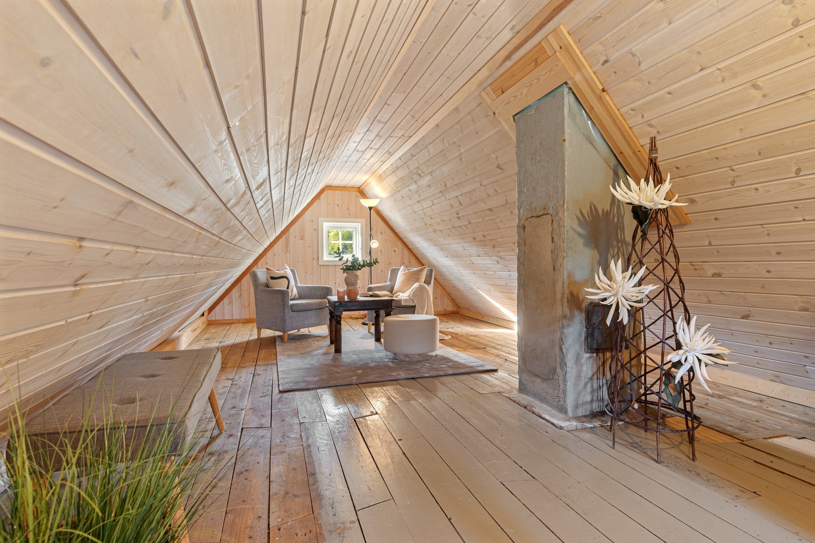 Boligen har et spennende loft man kan innrede. Her finner man også et kott. Galleribilde