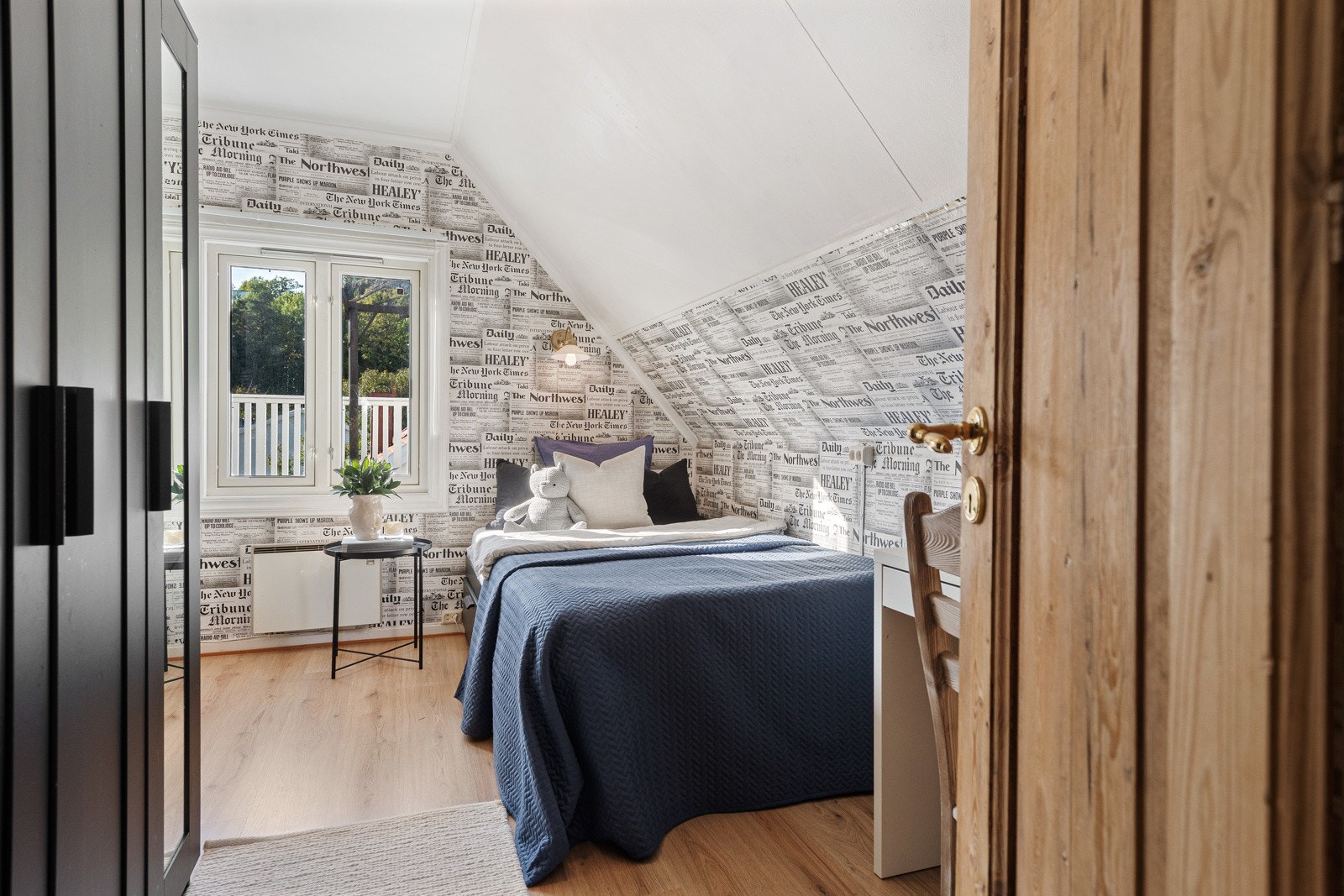 Dette er det tredje soverommet i 2. etasje. Dette er ikke godkjent som soverom, da størrelsen på vinduet ikke er godkjent som rømning. Galleribilde