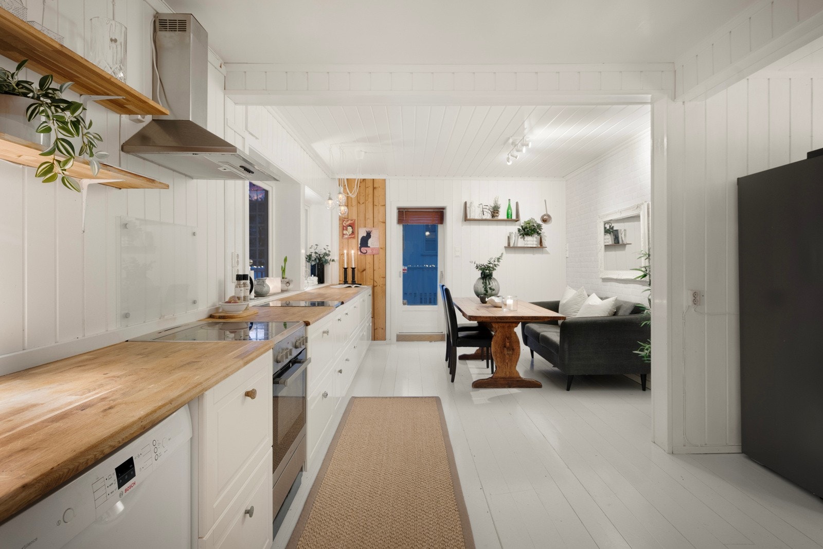 Boligen har et stort kjøkken med innredning fra 2015. Her er det god plass til et spisebord hvor familien kan samles. Galleribilde