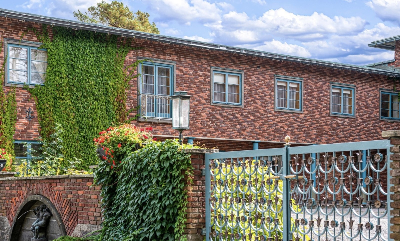 Like i nærheten er Midtåsen, hvor Anders Jahres tidligere villa troner med omkringliggende vakre, åpne og tilgjengelige parkområder. Galleribilde