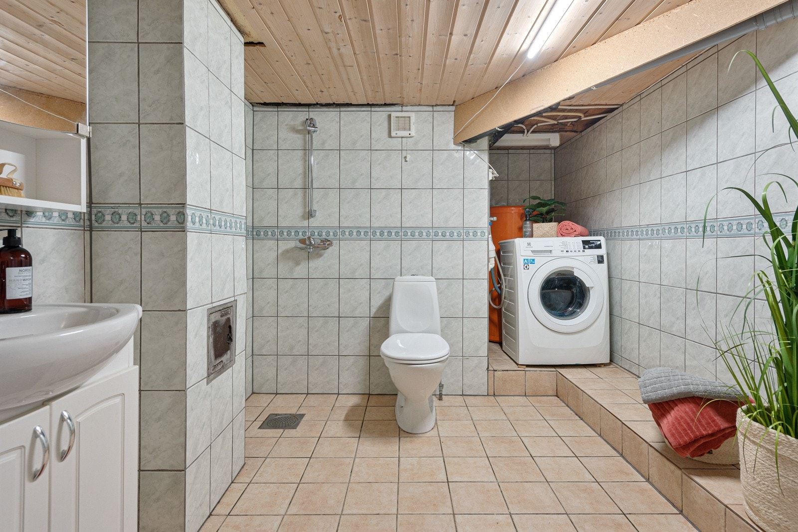 Vaskerommet i kjelleren er utformet med tanke på praktisk bruk og effektivitet. Galleribilde