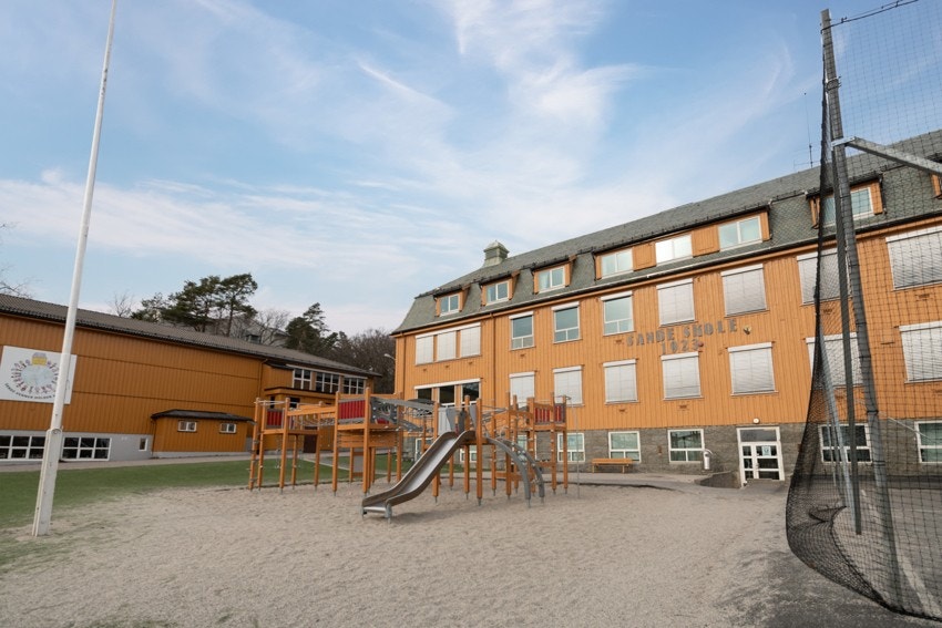 Det er gangavstand fra boligen til Sande barneskole. Galleribilde