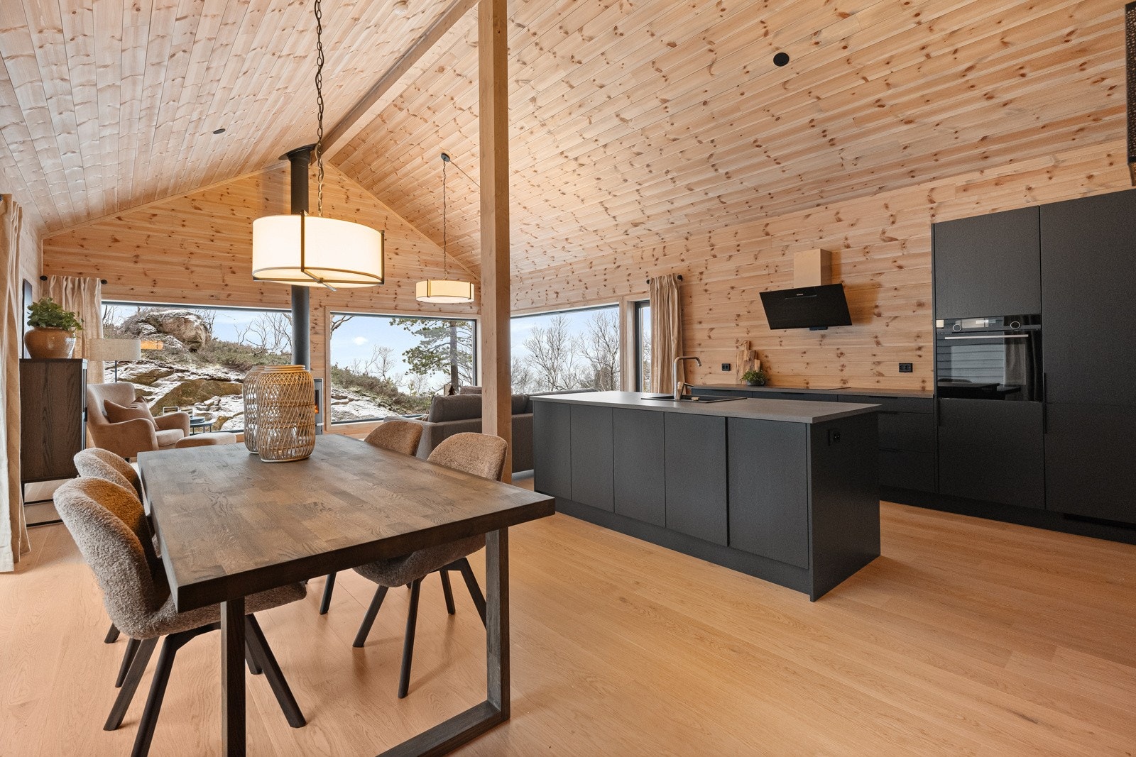 Stort og praktisk kjøkken levert av Bjerks med hvitevarer. Galleribilde