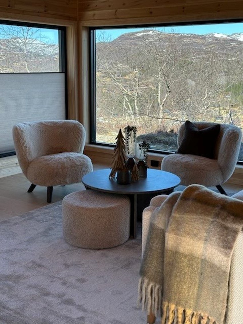 Ferdig montert plisségardiner fra Sandnes Markise i store deler av hytten. Galleribilde