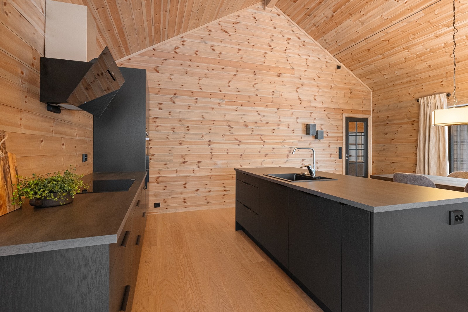 Kjøkken fra Bjerks Trevare med hvitevarer. Praktisk kjøkkenøy for mer sosial matlaging. Galleribilde