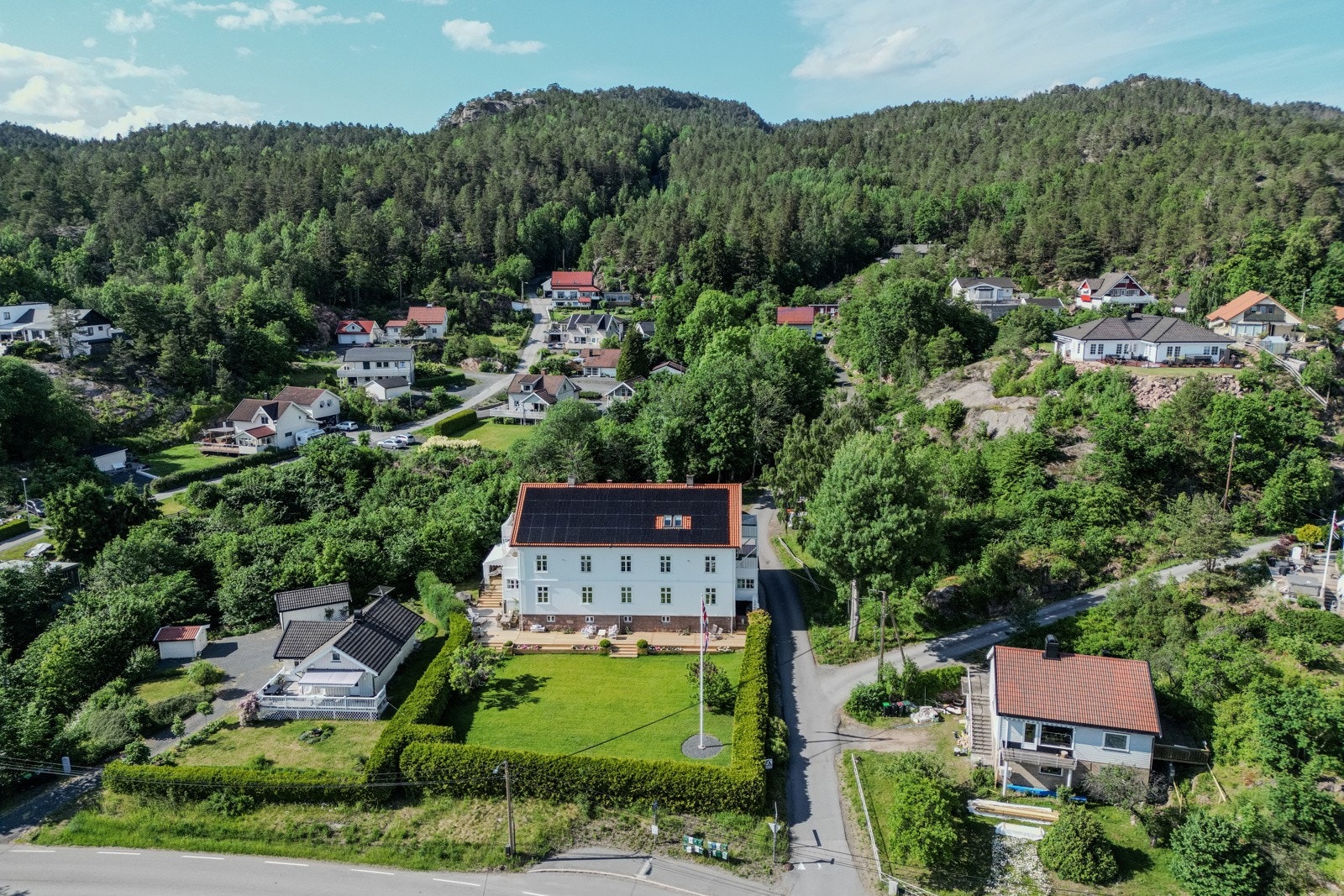 Huset har vært gjennom en omfattende renovering de siste årene, både av fellesareal og soverom. Solcelleanlegg ble installert i 2023. Galleribilde
