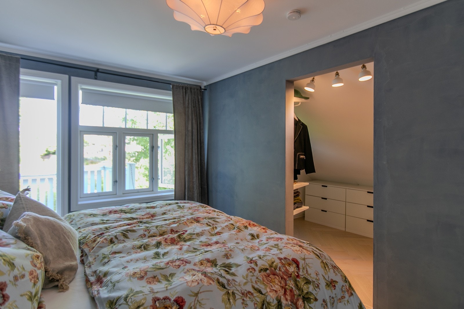 Hovedsoverom i privat leilighet med inngang til stor garderobe Galleribilde