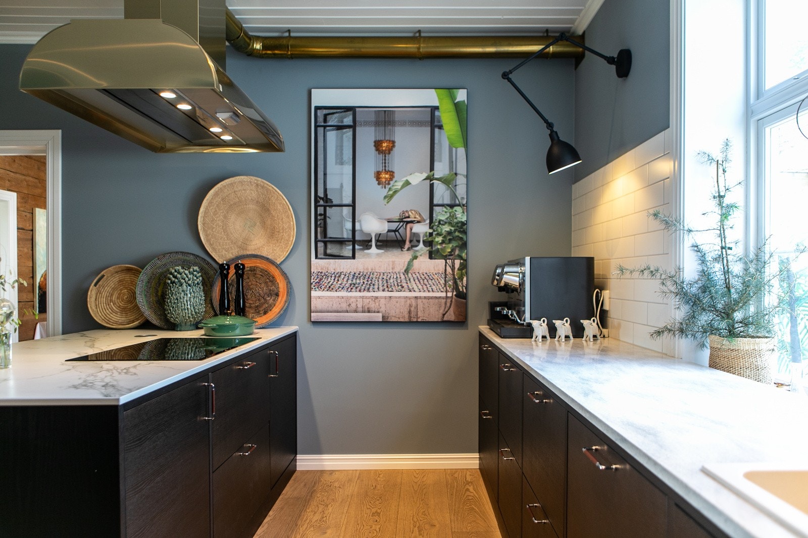 Flott kjøkken i 1.etasje fra Drømmekjøkkenet med hvitevarer fra Miele. Galleribilde