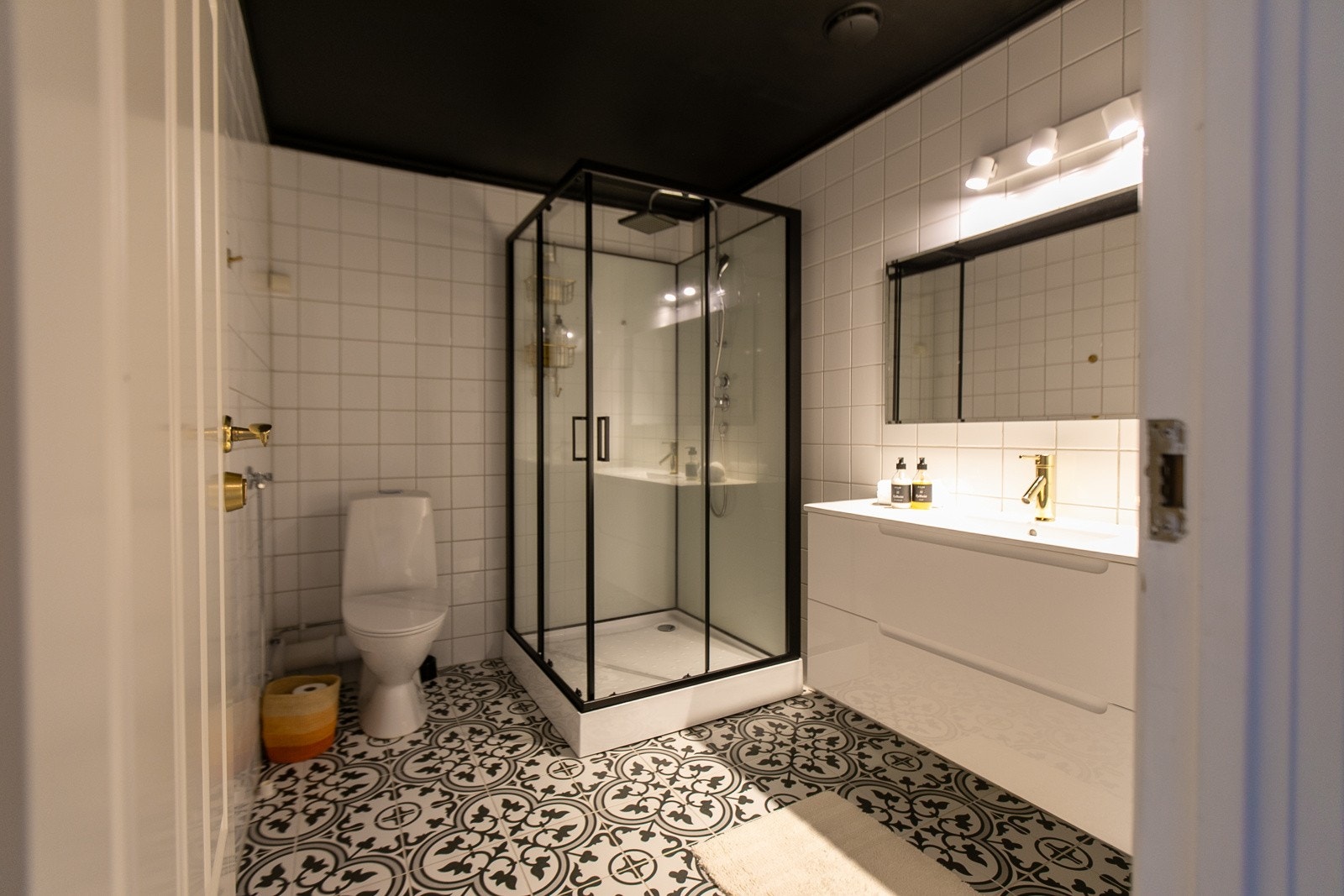 Bad i østfløyen 2.etasje, delvis fornyet Galleribilde