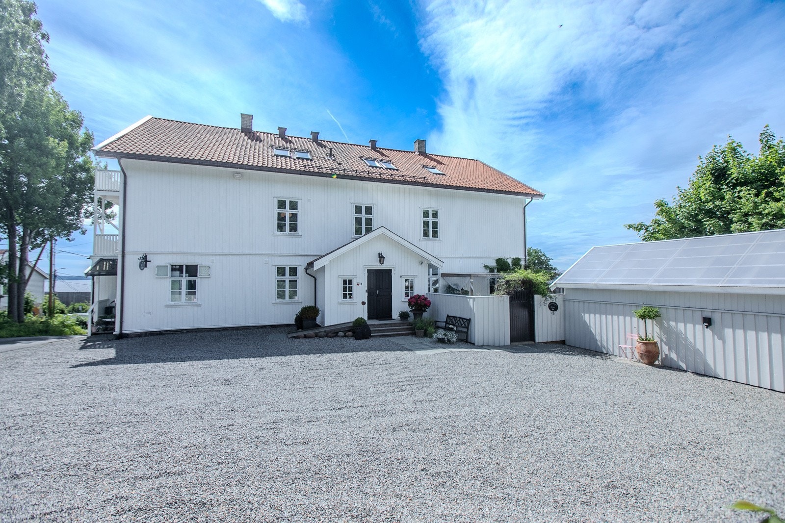 Stor gruset gårdsplass. Det er godkjent 12 biloppstillingsplasser på tomten. Galleribilde