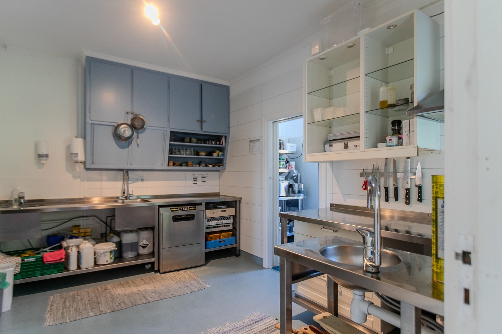 Praktisk industrikjøkken med kjølerom i 1.etasje etablert i 2021 Galleribilde