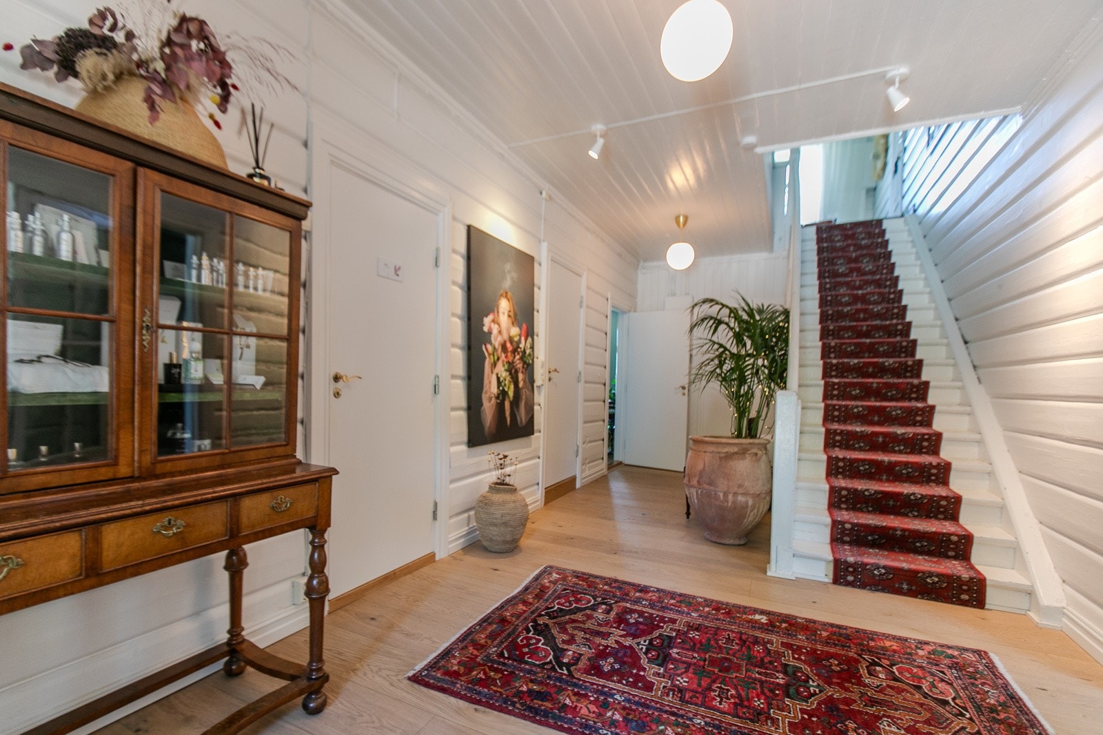 Romslig entre og trapp opp til 2.etasje Galleribilde