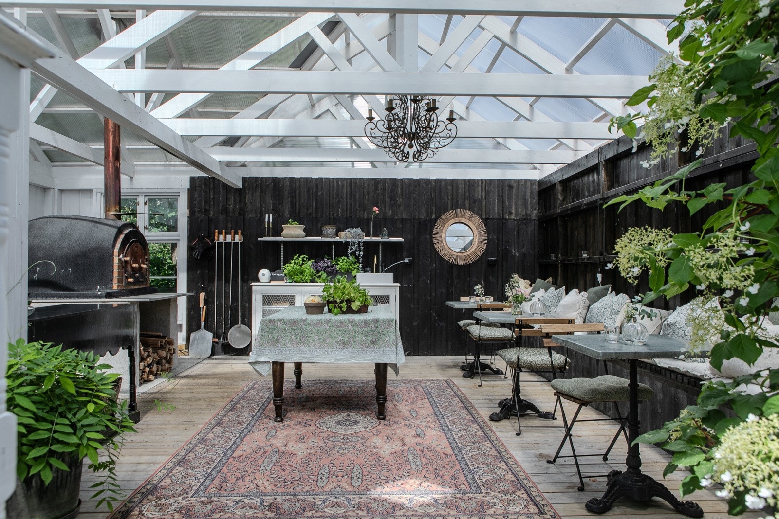 Idyllisk innredet drivhus med plass til ca 25 personer Galleribilde