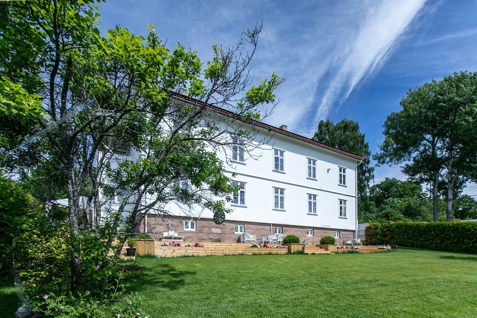 Stor terrasse på fremsiden av huset der solen kan nytes fra morgen til kveld Galleribilde