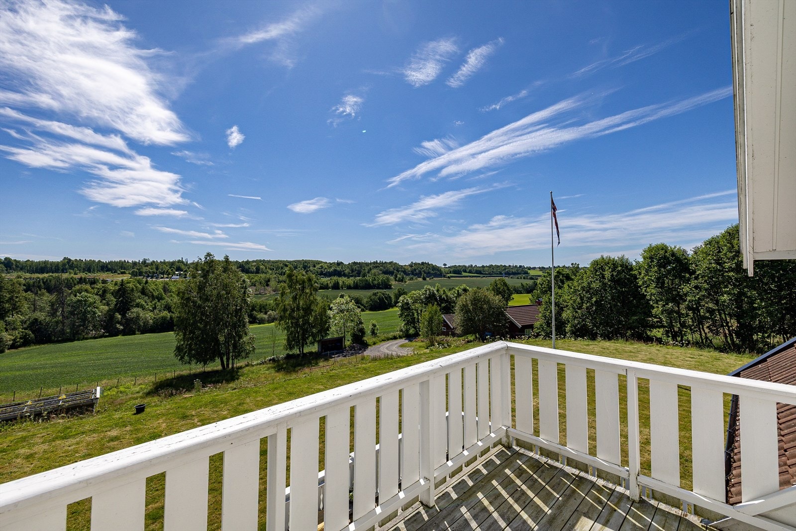 Fra balkongen i 2. etasje har man fint utsikt over nærområdet. Galleribilde