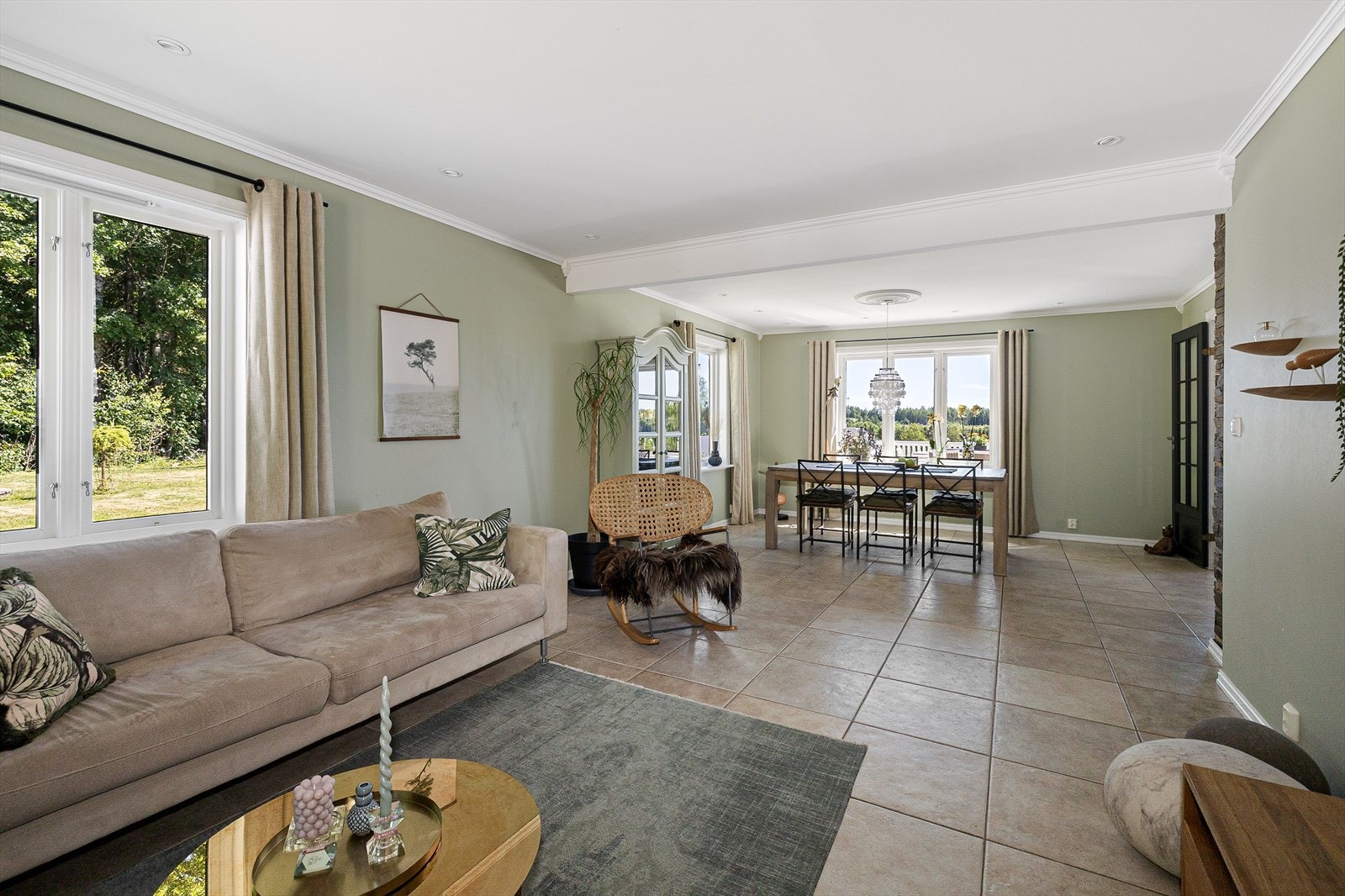 Stuen er romslig med gode møblerings muligheter. Galleribilde