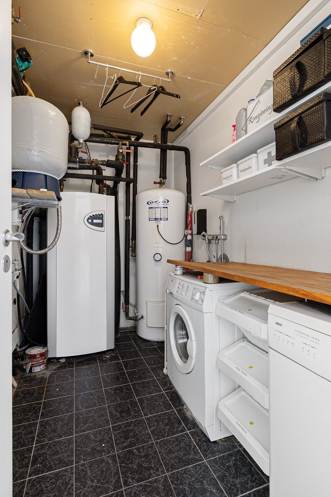 Det er eget vaskerom/teknisk rom i 1. etasje. Opplegg for vaskemaskin og tørketrommel. Galleribilde