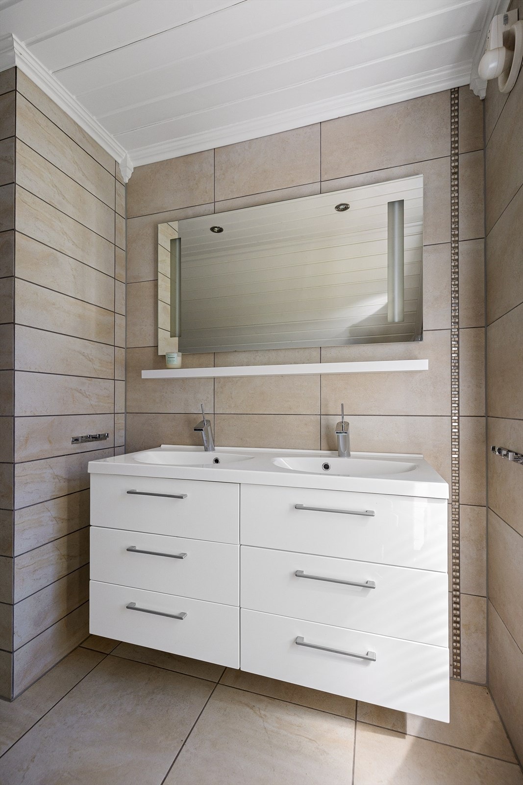 Servantskap på bad med godt med lagringsplass. Galleribilde