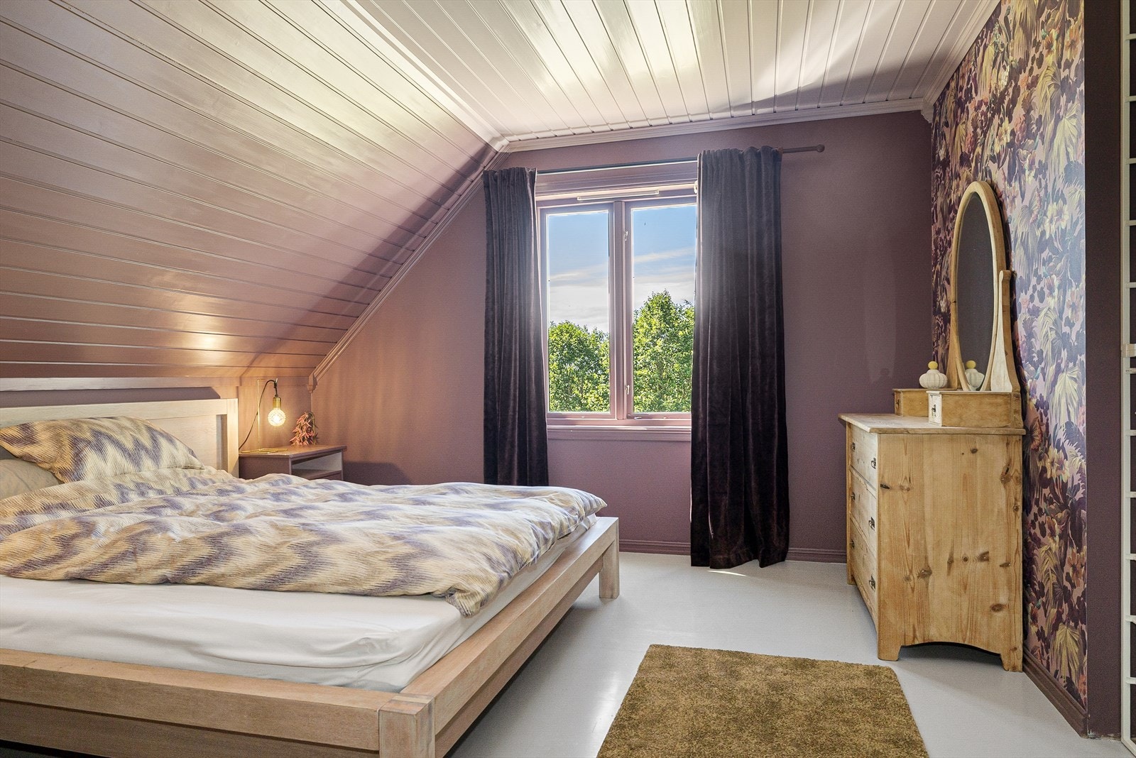 Boligen har 3 soverom. Hovedsoverommet er romslig med god plass til seng og oppbevaring. Galleribilde