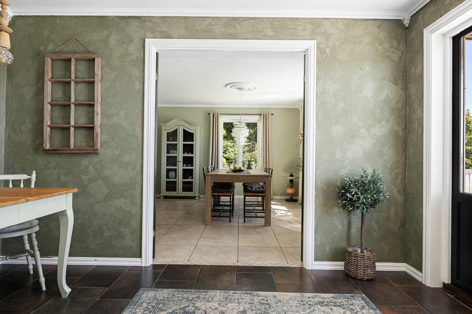 Boligen er malt i fine grønntoner. Galleribilde