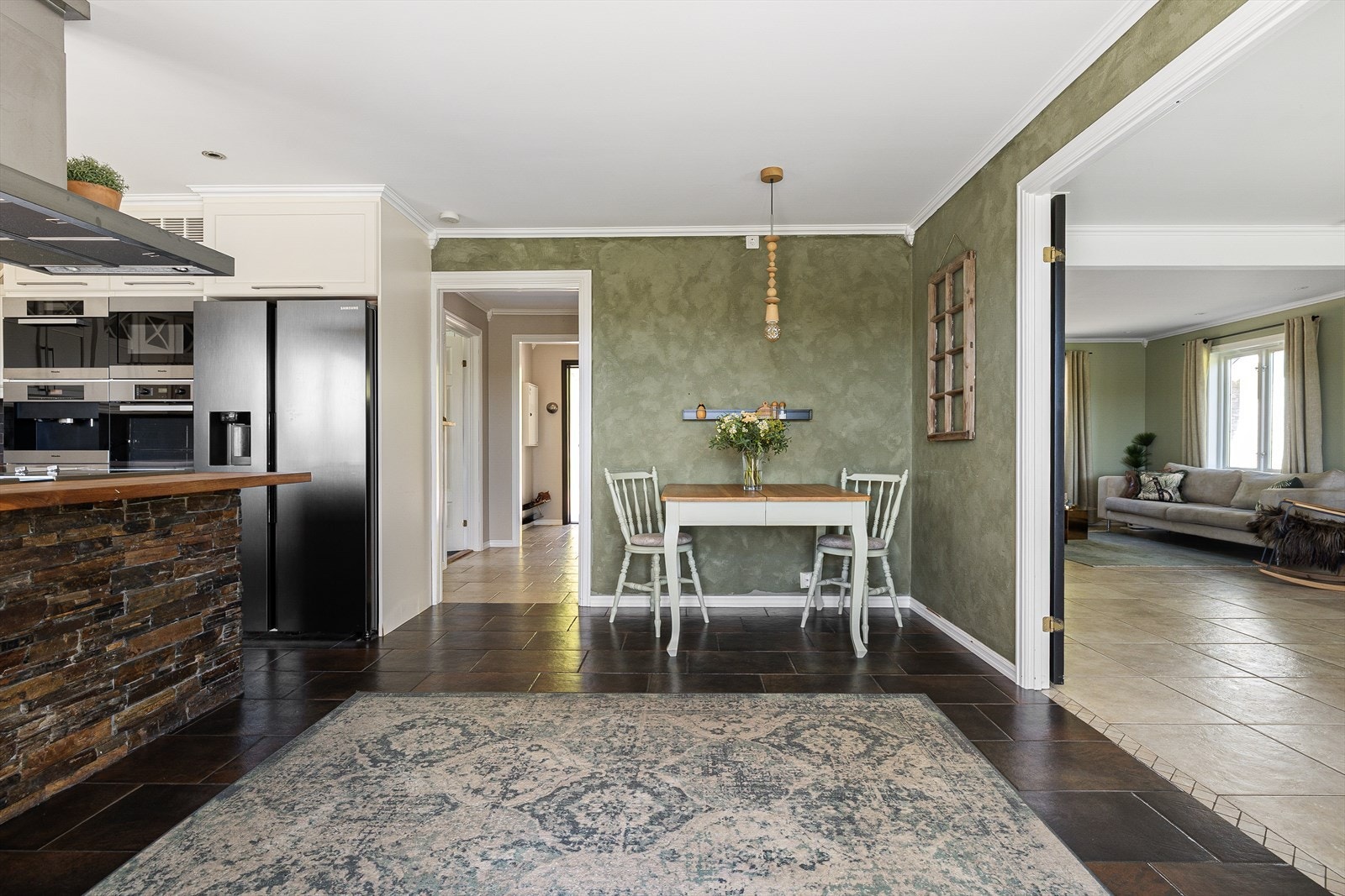 Husets kjøkken er romslig med god plass til spisebord. Galleribilde