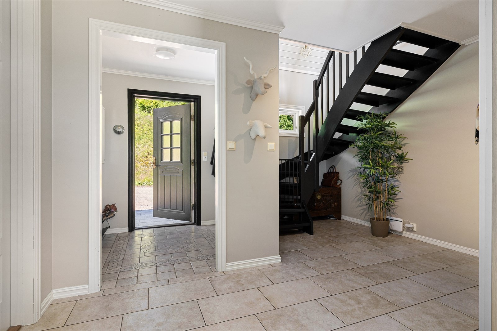 Gangen er romslig med god plass til å henge fra seg yttertøyet. Galleribilde