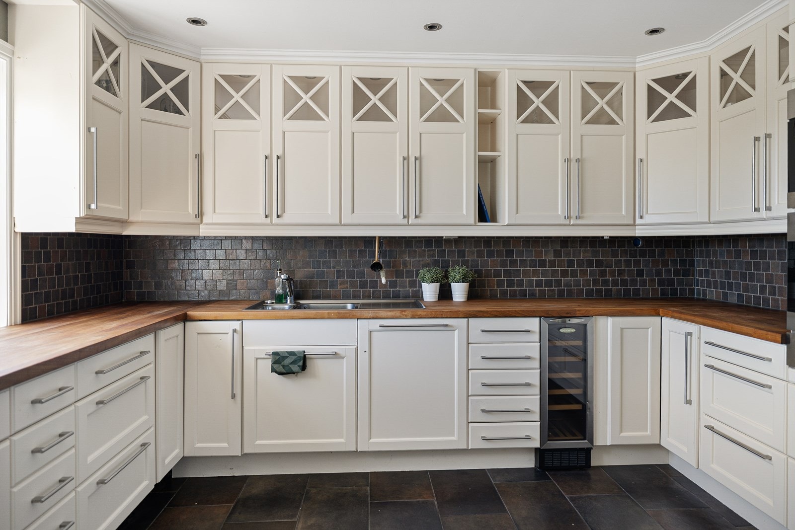 Kjøkkenet ble oppgradert i 2008 og har en godt utstyrt innredning med folierte fronter, heltre benkeplate. Galleribilde