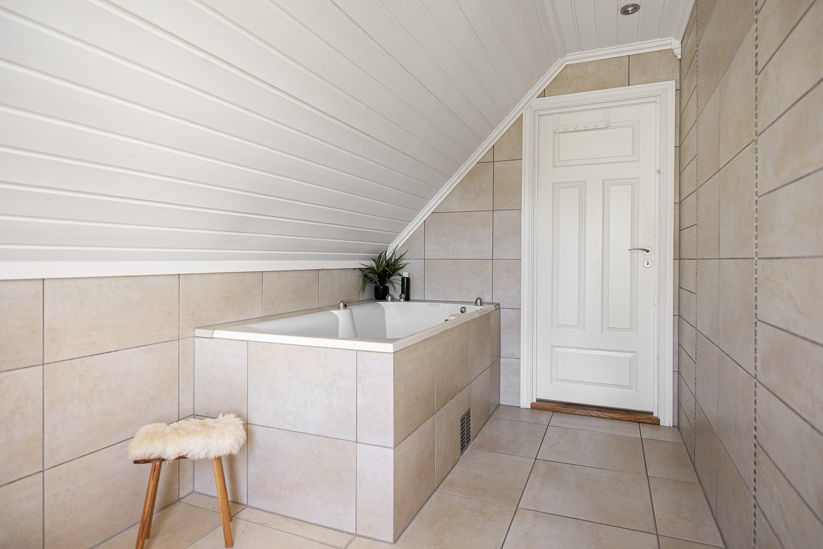 Badet har også innfliset badekar. Galleribilde