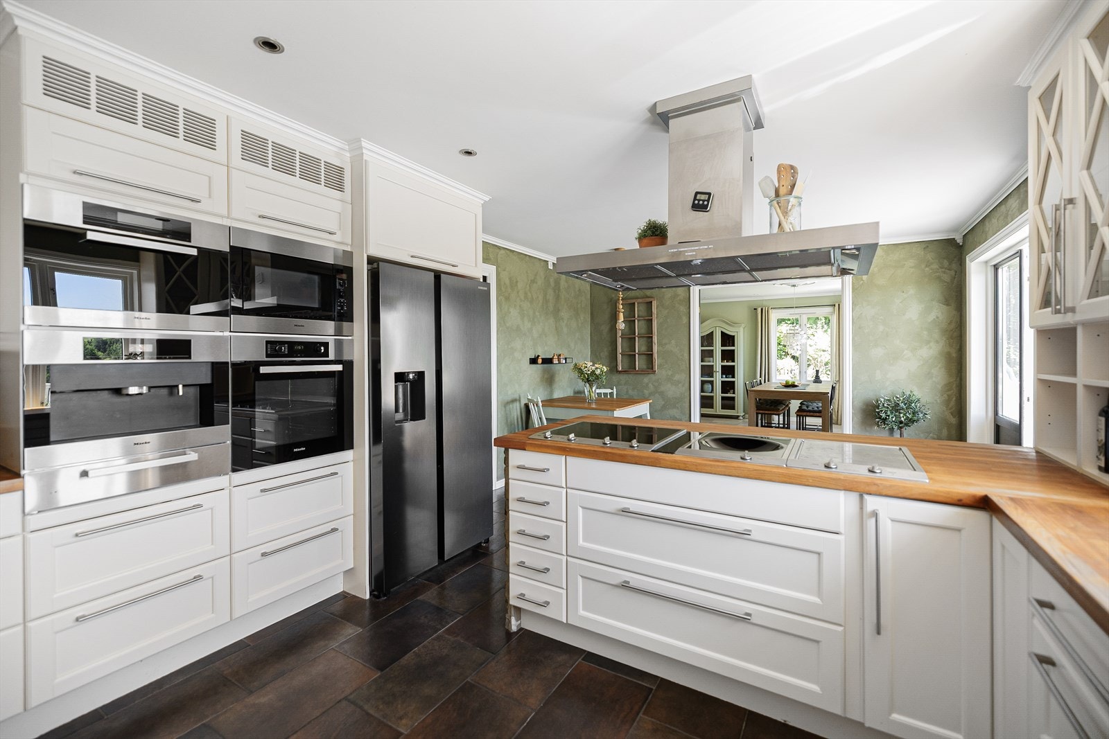 Det er god plass til kjøleskap på kjøkkenet. Galleribilde