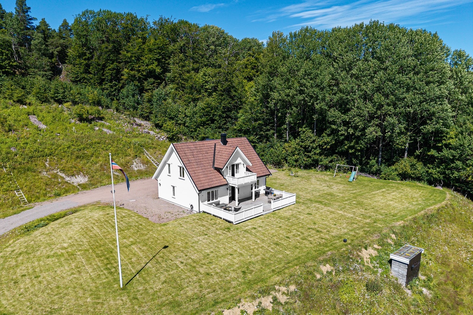 Det er stor flott terrasse med utgang fra stuen, hvor man kan nyte fine sommerdager. Galleribilde